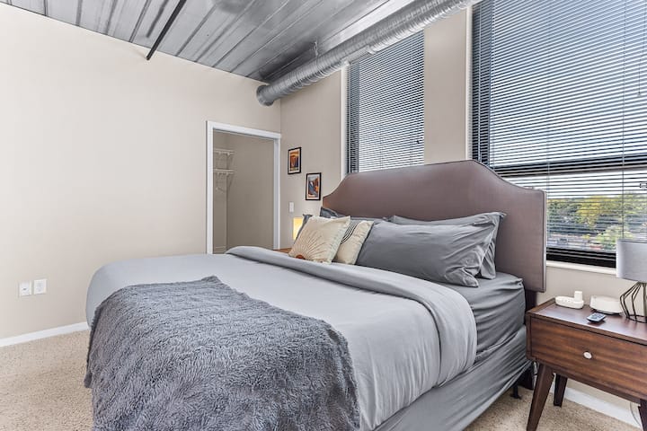 Главна спална соба со брачен кревет (широк 180-220 см)