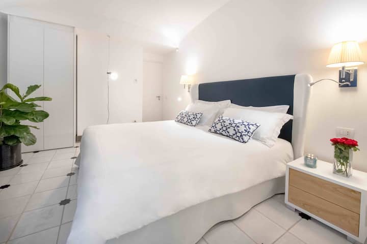 ห้องนอนที่ 3 พร้อมเตียงคิงไซส์ตู้เสื้อผ้า Wi-Fi ฟรีและทีวีจอแบน