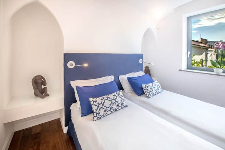 ห้องนอนที่ 2 พร้อมเตียงเดี่ยว 2 เตียงห้องน้ำในตัวและทีวีจอแบน