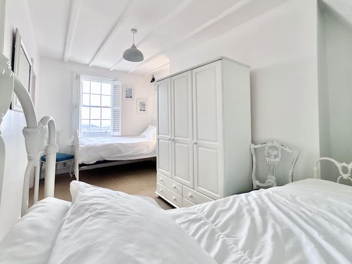 Две легла с директен достъп до основната баня