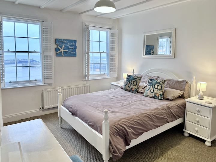 Основна спалня с изглед към пристанището