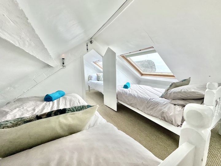 Спалня на последния етаж с 4 единични легла. Тавани с ниска височина