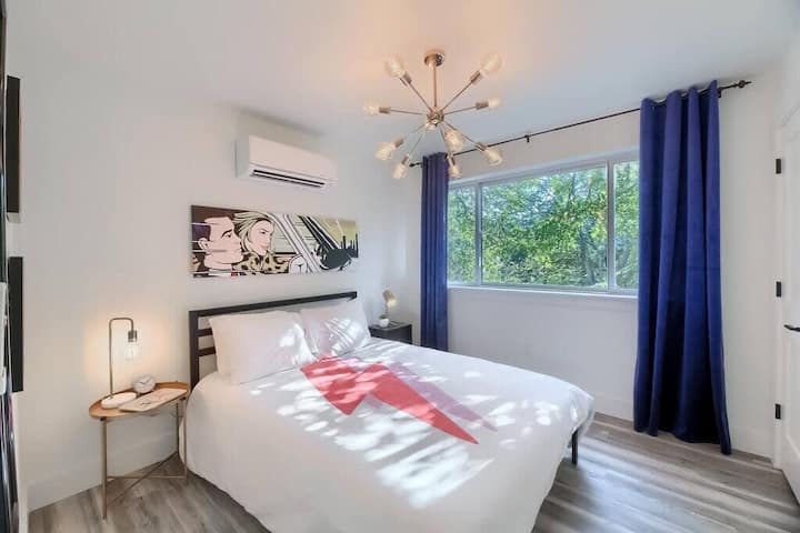 Dormitorio queen inspirado en el arte pop con luz natural