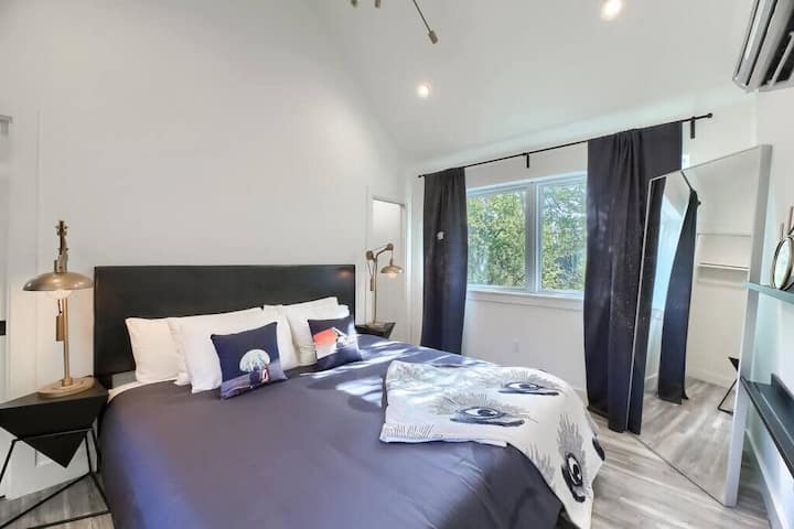 Dormitorio de la suite King con luz natural