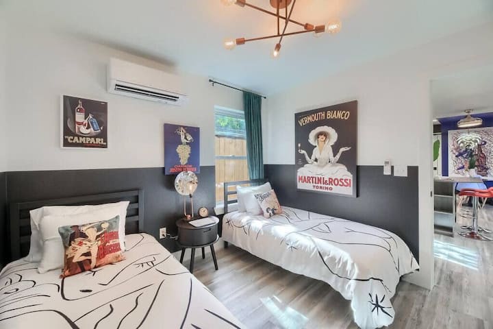 Camas individuales con un ambiente retro y decoración artística