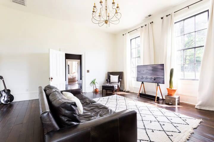 Salt Pool · 2 Kings · 2 Queens · Mins to Broadway gallery image 5