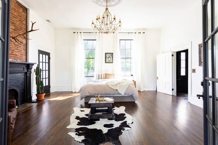 Salt Pool · 2 Kings · 2 Queens · Mins to Broadway gallery image 2