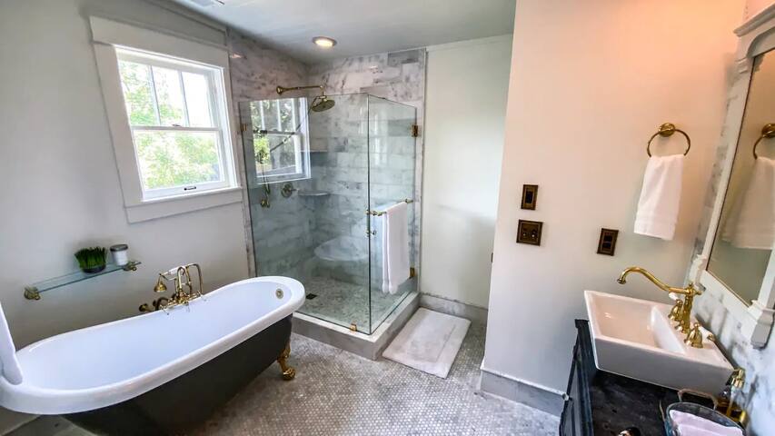 Salt Pool · 2 Kings · 2 Queens · Mins to Broadway gallery image 4