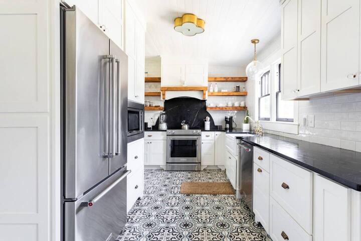 Salt Pool · 2 Kings · 2 Queens · Mins to Broadway gallery image 3