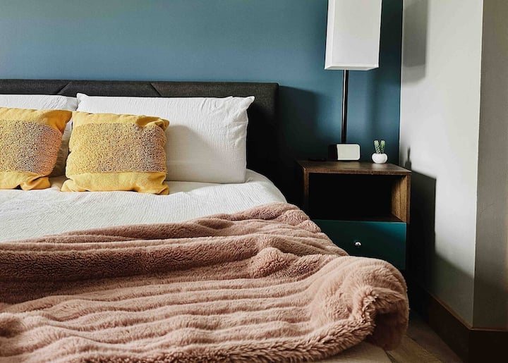 Уживајте во врвна релаксација на нашиот брачен кревет (широк 150-179 см). Разбудете се со поглед кон планината и ветете ден полн со авантури. Вашата бања нуди приватност и удобност, во комплет со планински модерен декор.