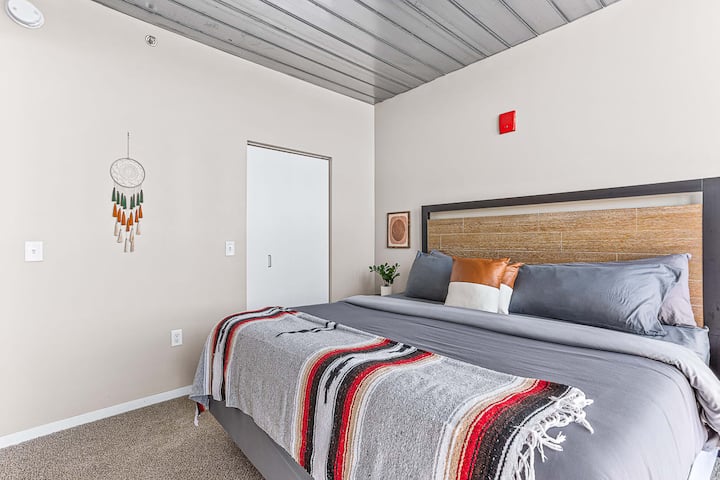 Glavna spavaća soba s udobnim bračnim krevetom