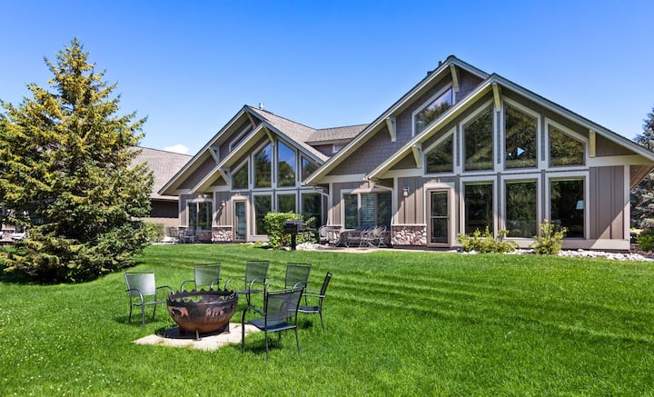 Spacious Condo w/ Firepit, Boat Rentals Gull Lake