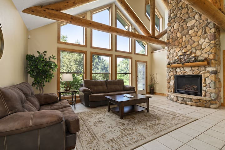Spacious Condo w/ Firepit, Boat Rentals Gull Lake