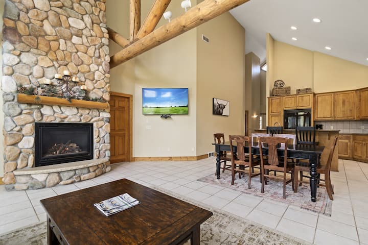 Spacious Condo w/ Firepit, Boat Rentals Gull Lake