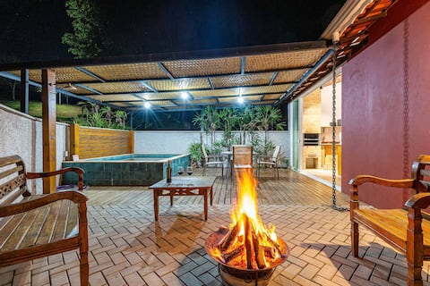 Gourmet farmhouse: 4 en-suites, Jacuzzi, Wi-Fi