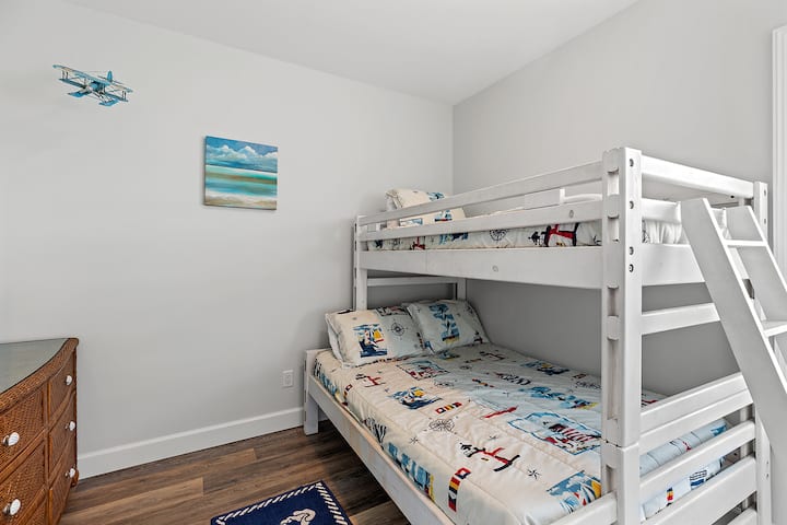 Dormitorio 4: litera con dos camas individuales sobre queen, tercer nivel