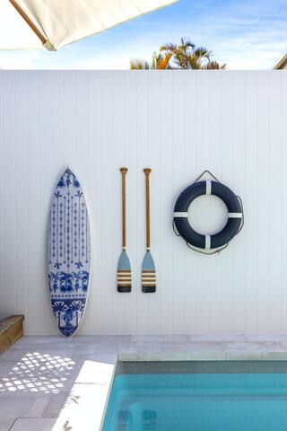 FINNS AT OLD BAR – LUXURY HOLIDAY HOUSE SLEEPS 19 gallery image 4