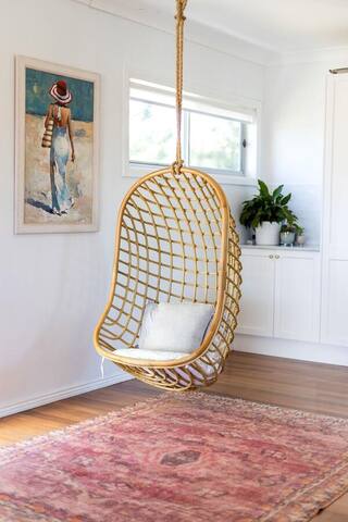 FINNS AT OLD BAR – LUXURY HOLIDAY HOUSE SLEEPS 19 gallery image 5