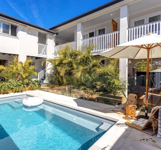 FINNS AT OLD BAR – LUXURY HOLIDAY HOUSE SLEEPS 19