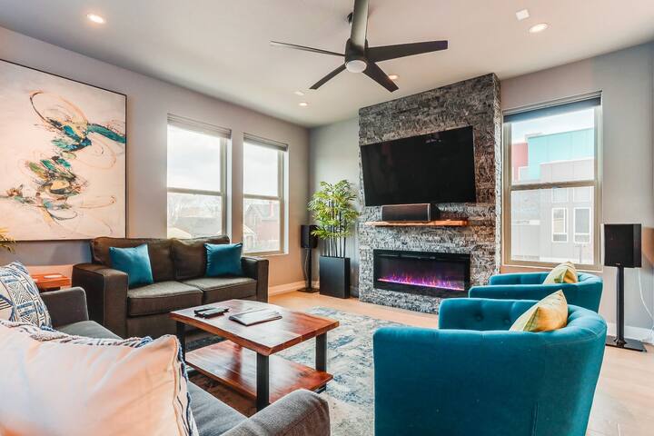 Modern, Spacious Townhouse Mins from Downtown gallery image 3