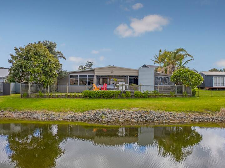 Sanctuary By The Water Matarangi Holiday Home Houses for Rent in