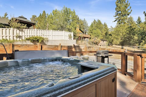 Village Retreat- Hot Tub- Walk to Lake/Activities