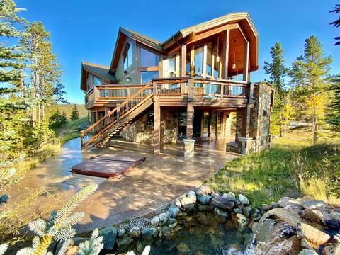 Hot tub, private shuttle, outdoor entertaining!