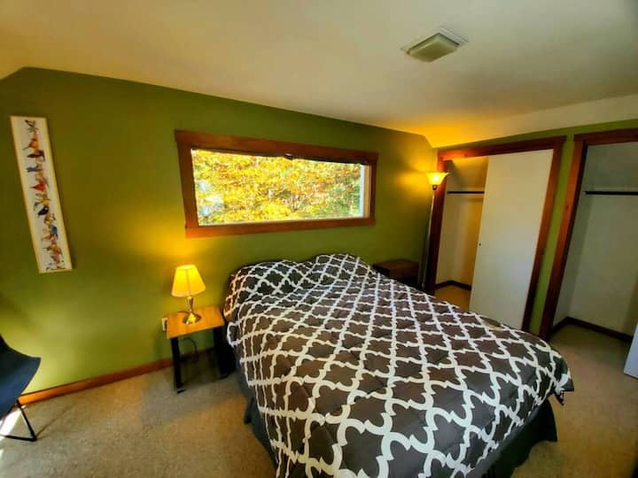 Dormitorio con cama queen