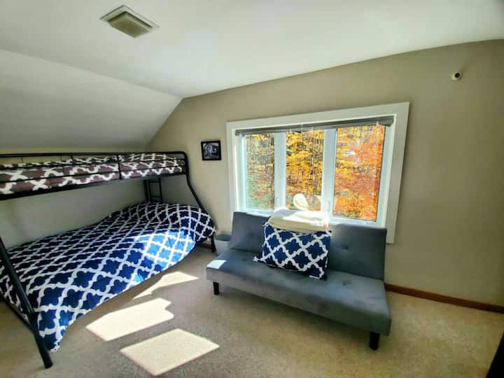 Dormitorio en el segundo piso con litera (1 cama individual, 1 cama doble) y futón