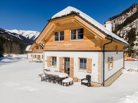 Chalet with sauna, hot tub and enclosed garden