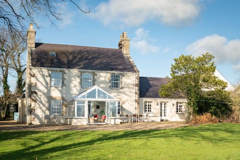 Ty Fferam Bailey: 7‑Bed Farmhouse Bodorgan