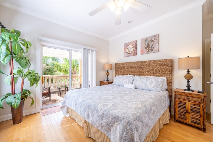 חדר שינה ראשי שקט עם מרפסת פרטית