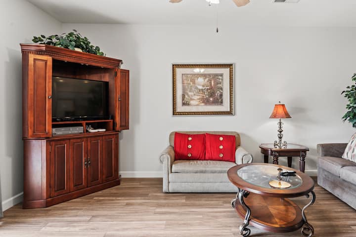 Condo + Queen Suite (Adjoined/lock-off Access) - Branson, MO