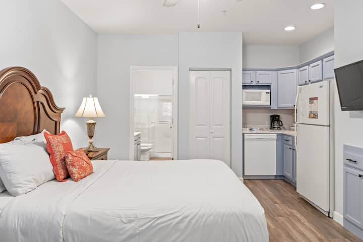 1 Bedroom Condo + Queen Suite (Adjoined Units, Lock-off Access) - Branson, MO