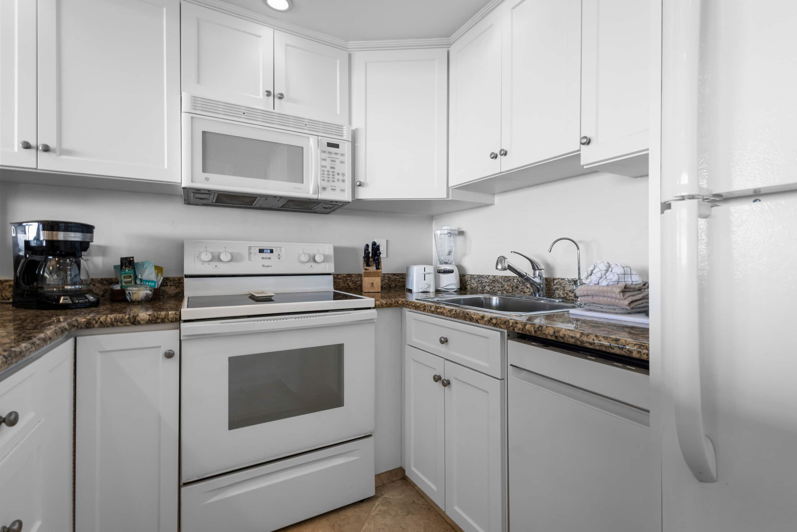 Condo in Lahaina · ★4.83 · 1 bedroom · 2 beds · 2 baths - Image 14