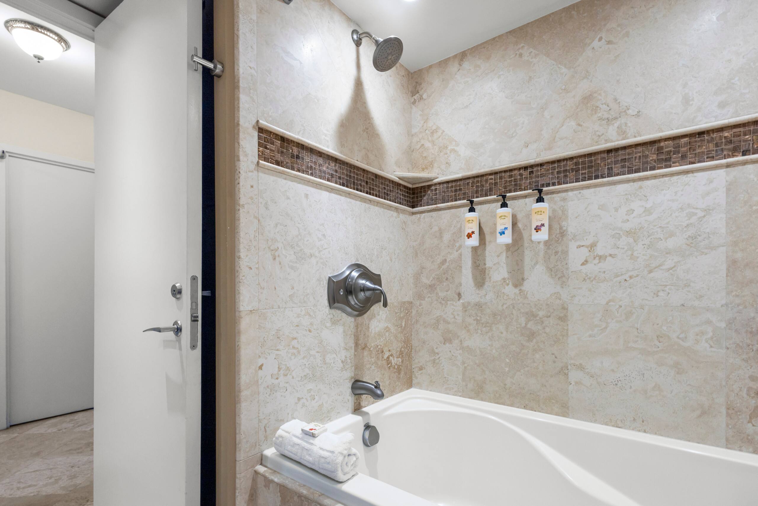 Condo in Lahaina · ★4.83 · 1 bedroom · 2 beds · 2 baths - Image 18