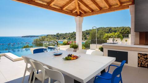Magnificent Deluxe Villa with Jacuzzi and Steam Ro