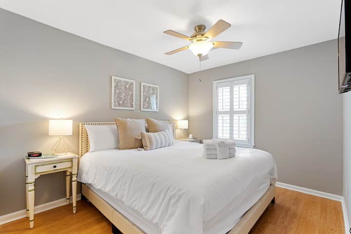 Bedroom 2 (King Bed)