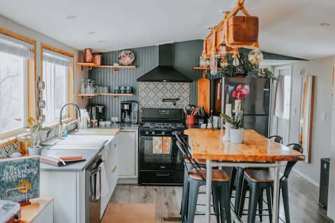 Stag Haus | Luxe Hideaway w/HOT TUB +Walk to Town