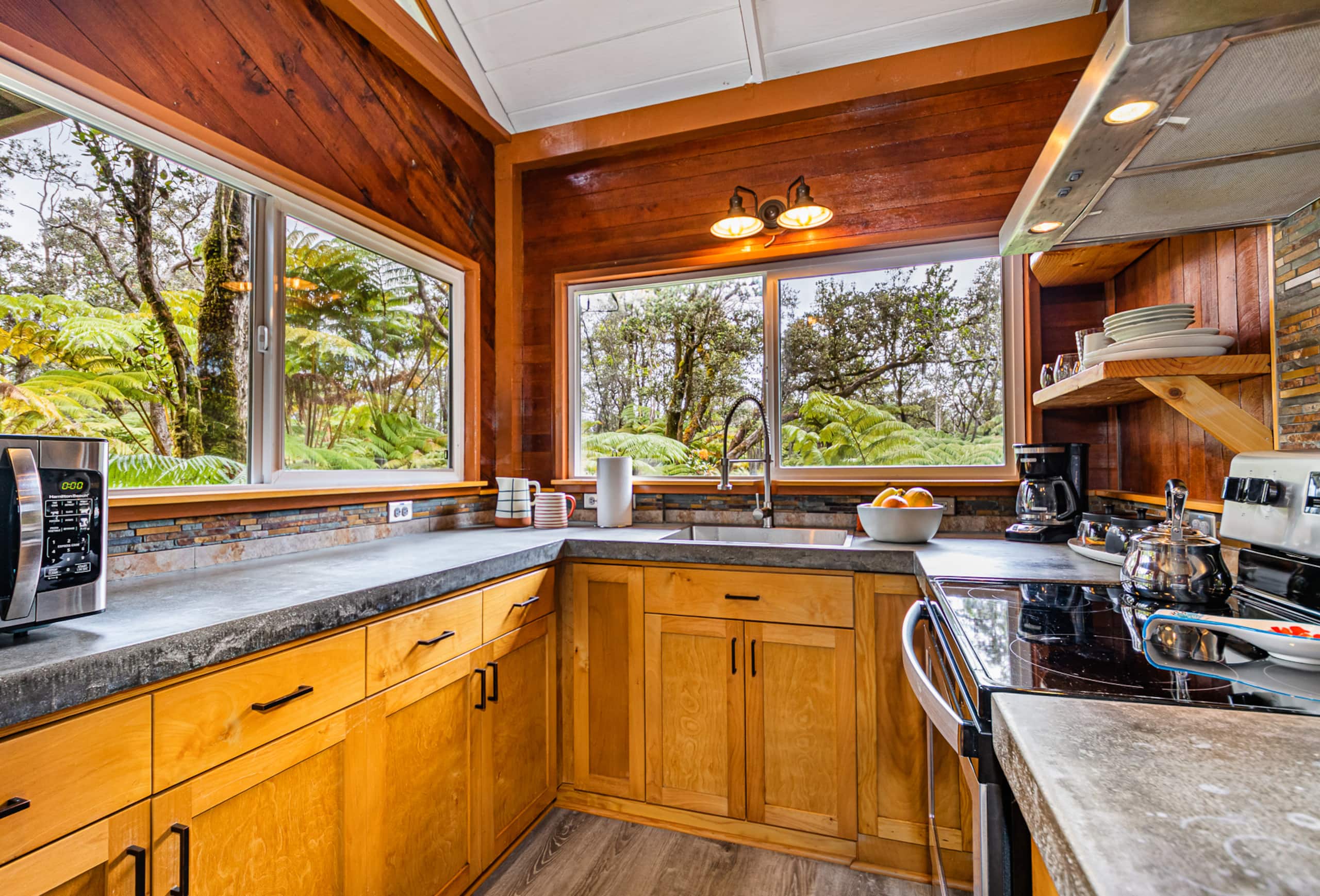 Home in Volcano · ★4.9 · 1 bedroom · 1 bed · 1 bath - Image 6