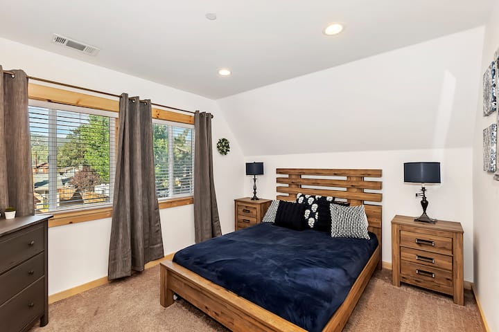 Сгънете близнак, разположен в килера.