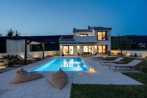 Popular Airbnb listing: Villa Anja- 4 bedroom villa with pool near Imotski in Općina Proložac