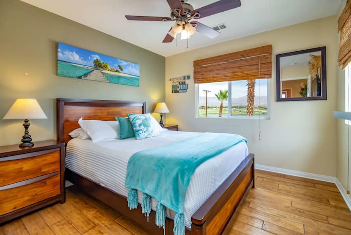 Krevat dopio "queen" dhe golf i bukur, ujë dhe pamje nga mali. Kjo dhomë ka gjithashtu një televizor që nuk shfaqet në këtë fotografi.