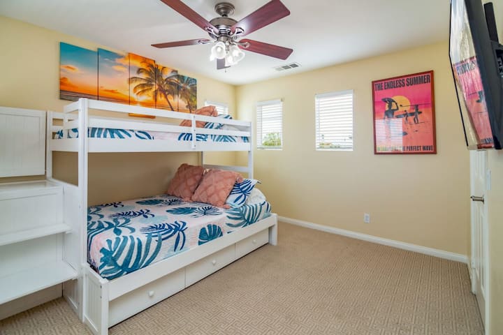 Dyshe mbi krevat marinari të plotë. Kjo dhomë ka gjithashtu hapësirë të mjaftueshme për të shtuar dyshekun me ajër Queen Sized i cili ofrohet. 