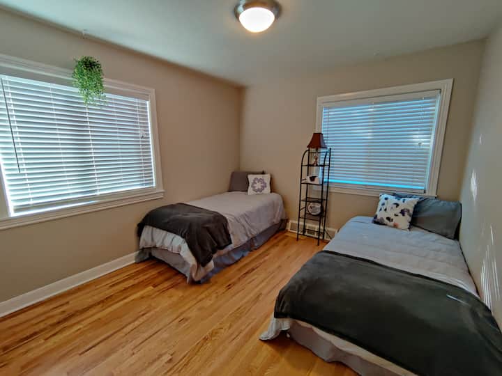 Vitambaa vyenye ubora wa juu, mashuka, na mito ya kutosha kuanza vita vidogo vya mto.