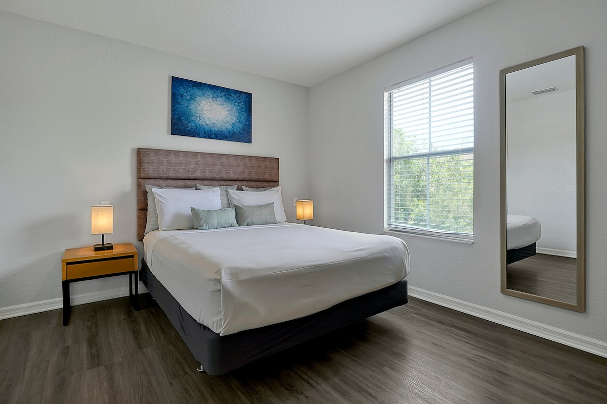 غرفة نوم مريحة ومريحة تتميز بسرير فخم وبياضات ناعمة وأجواء هادئة لنوم مريح.