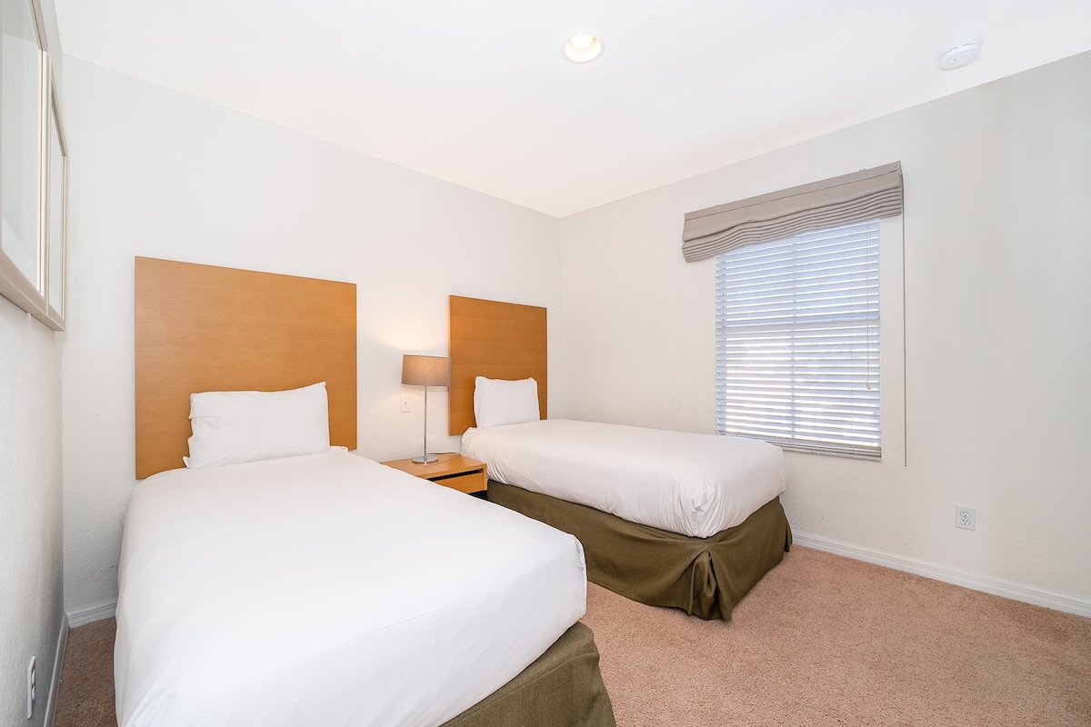 مثالية للأطفال أو الأصدقاء أو الأشقاء، مع أسرّة مريحة ومساحة كبيرة للاسترخاء.