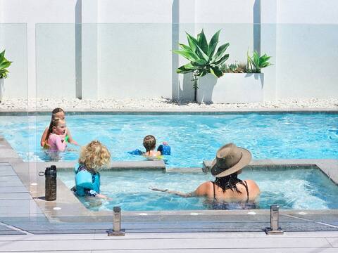REEF Luxury Home, Ocean View, Large Pool & Hot Spa