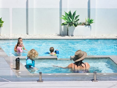 Luxury house, ocean views, salt pool & HOT Spa