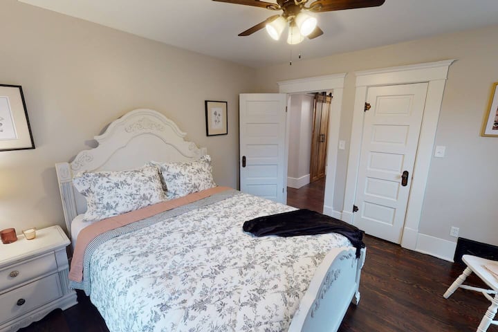 „Soba s ružama”  s bračnim krevetom i ugradbenim ormarom.